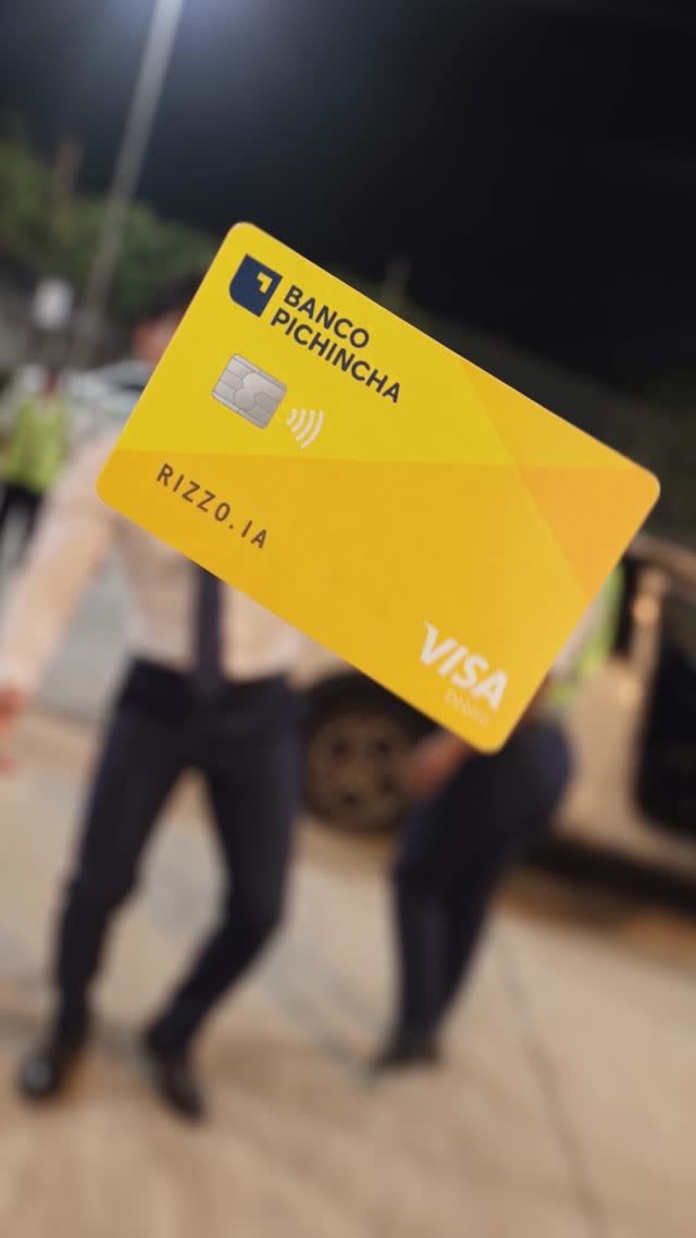 Tarjeta en primer término durante la reacción