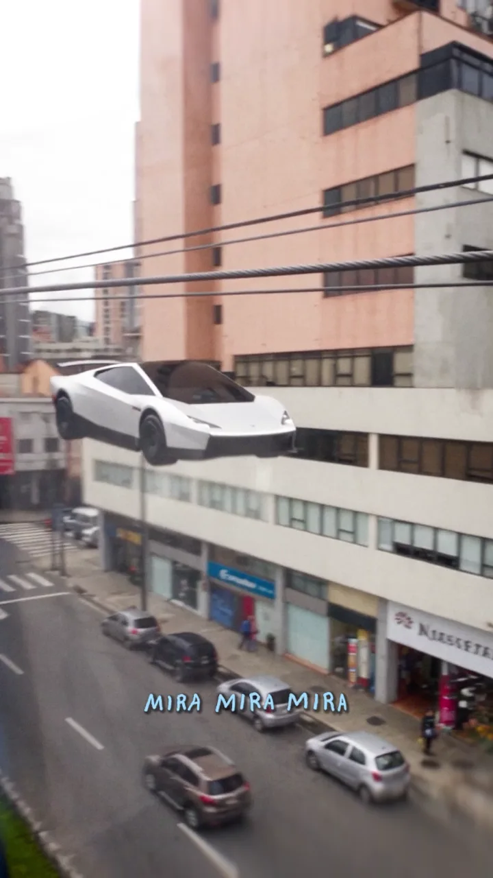 El carro vuela entre edificios y el recorrido de la Aerovía de Guayaquil.