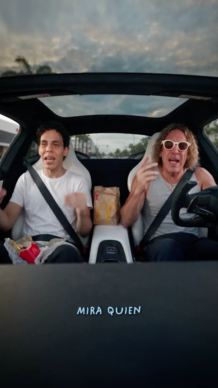 Rizzo va de pasajero y el Capi conduce mientras cantan dentro del carro.