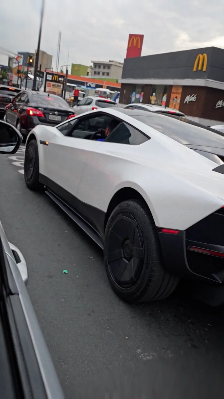El carro blanco vuelve al entorno de la avenida Francisco de Orellana.